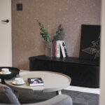 余計な装飾を省いたシンプルモダンな空間に、丸みを帯びた家具や柔らかな質感が調和し、心からくつろげるリビングに。ダイニング・キッチンまで統一されたトーンでコーディネートされており、住んだその日からセンスのある暮らしを楽しめます。