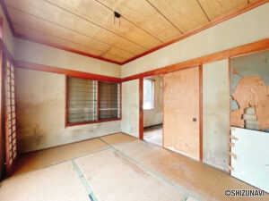 【リフォーム前/1階6帖洋室】現在は和室ですが、フロアタイルへ変更、クロス張替え、照明の交換を行います。