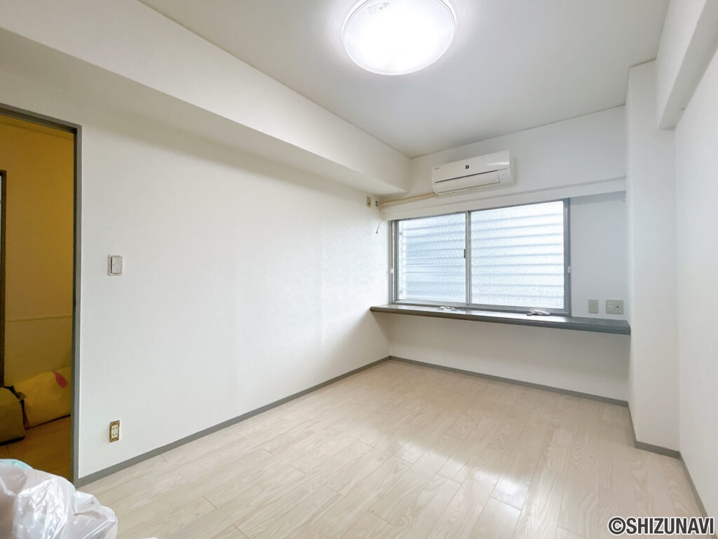 【リフォーム中/北東側洋室】別角度からの写真です。窓側に腰棚がついているので、書斎やテレビ台としてもお使い下さい。クロス貼替え、エアコンクリーニングを行います。(9/27撮影)