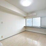 【リフォーム中/北東側洋室】別角度からの写真です。窓側に腰棚がついているので、書斎やテレビ台としてもお使い下さい。クロス貼替え、エアコンクリーニングを行います。(9/27撮影)