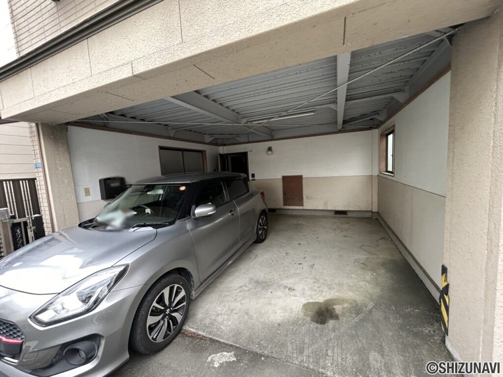 【ガレージ】駐車場は普通車1台軽自動車1台分のスペースとなります。