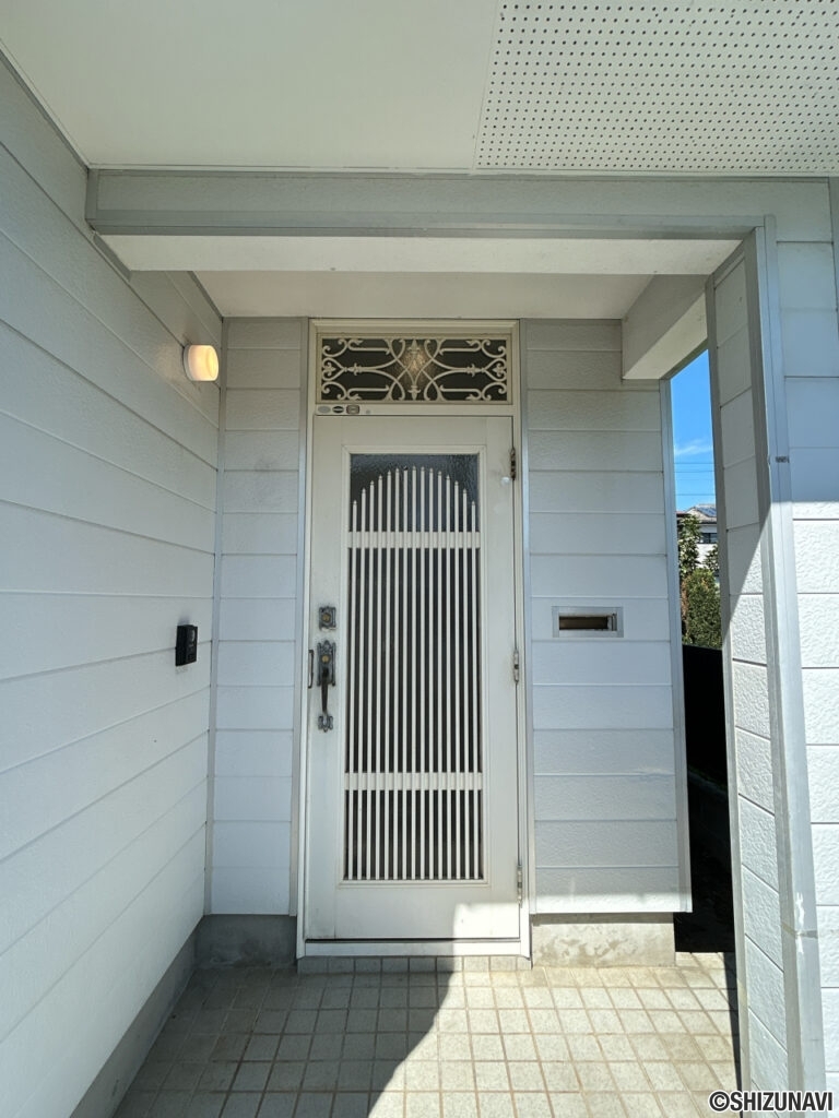 【リフォーム後/玄関】玄関は建付け調整、玄関鍵の交換、モニター付きインターホンの新品交換を行いました。