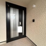 【リフォーム済/玄関外観】玄関の鍵交換を行いました。新品のインターホンは安心のカラーモニター付きです。