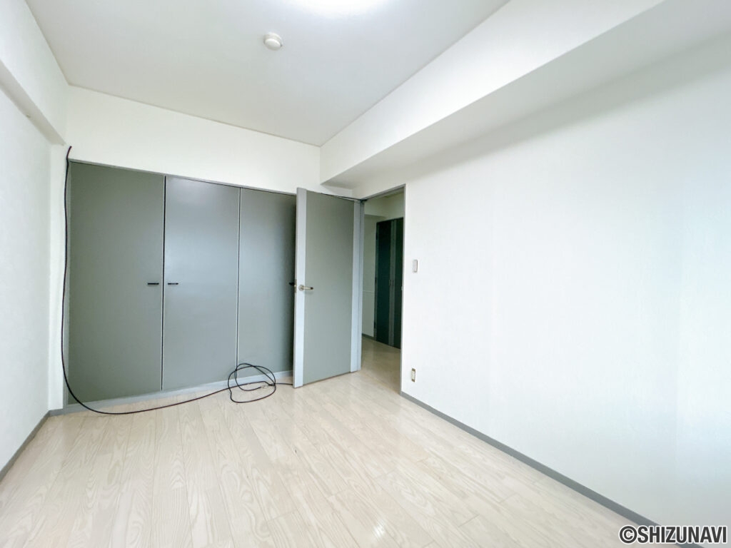 【リフォーム中/北東側洋室】クロス貼替えとエアコンクリーニングを行います。(9/27撮影)