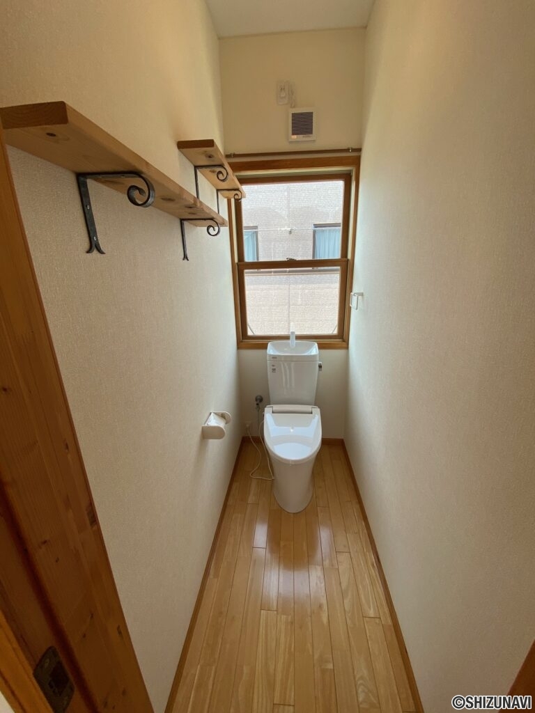 １階のトイレにも欲しい棚が付いています！