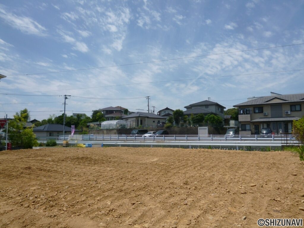 敷地内東側からの写真