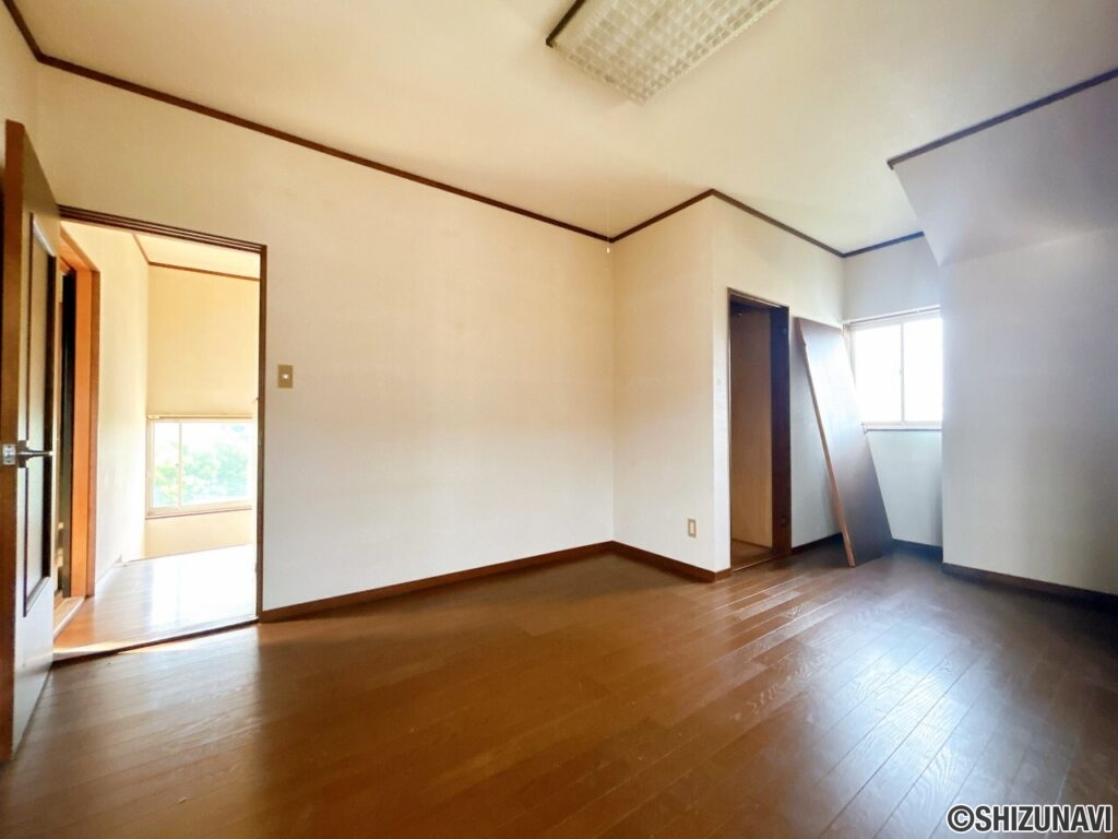 【２階洋室】約8帖