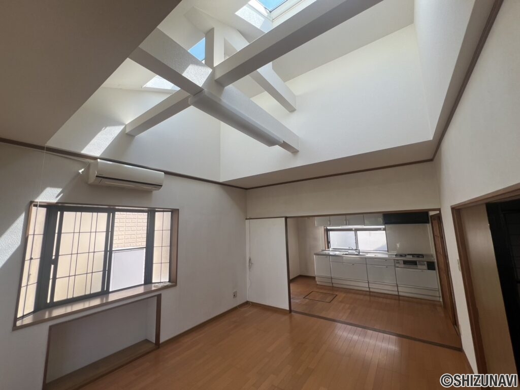 天井窓のある洋室です