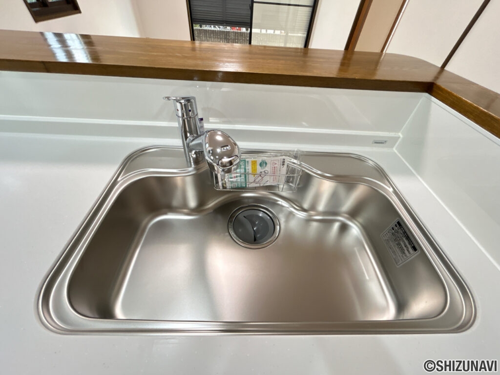 【キッチンシンク】新品交換したキッチンのシンクはサビにくく熱に強いステンレス製です。水はねの音を抑える静音設計で、従来よりもさらに水音が静かになっています。