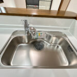 【キッチンシンク】新品交換したキッチンのシンクはサビにくく熱に強いステンレス製です。水はねの音を抑える静音設計で、従来よりもさらに水音が静かになっています。