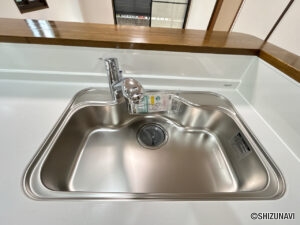 【キッチンシンク】新品交換したキッチンのシンクはサビにくく熱に強いステンレス製です。水はねの音を抑える静音設計で、従来よりもさらに水音が静かになっています。