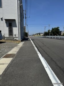 前面道路の幅員は約8.0ｍと駐車するのも楽々です♪