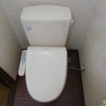 1階トイレ内には開閉窓有