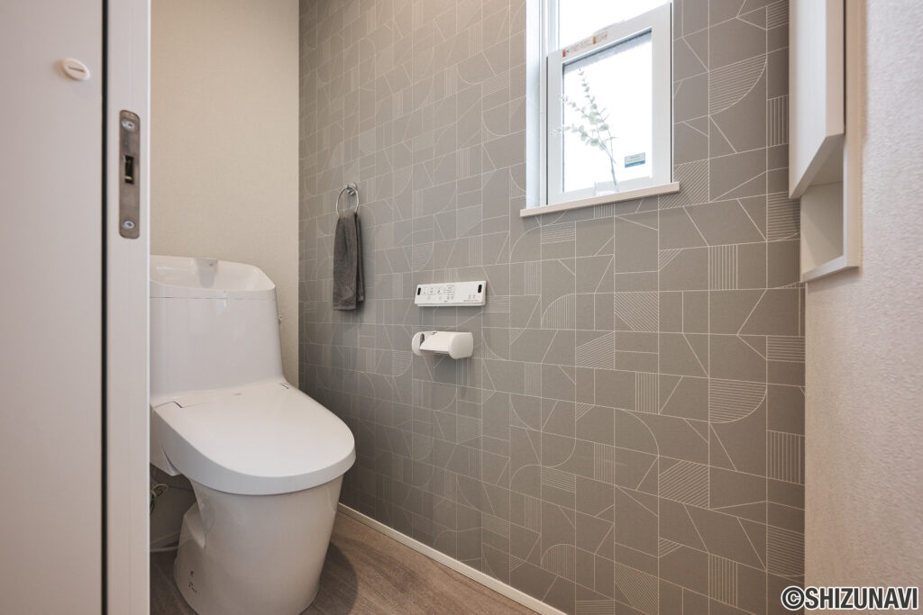 トイレ空間も上質に。デザインと機能を兼ね備えた節水型。トイレは、LIXIL製の節水型モデルを採用した、環境にもお財布にもやさしい設計。機能性はもちろん、空間デザインにもこだわり抜かれた一室です。