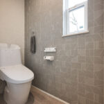 トイレ空間も上質に。デザインと機能を兼ね備えた節水型。トイレは、LIXIL製の節水型モデルを採用した、環境にもお財布にもやさしい設計。機能性はもちろん、空間デザインにもこだわり抜かれた一室です。