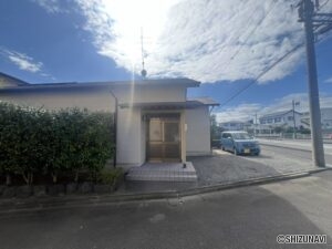 前面道路も広々としています
