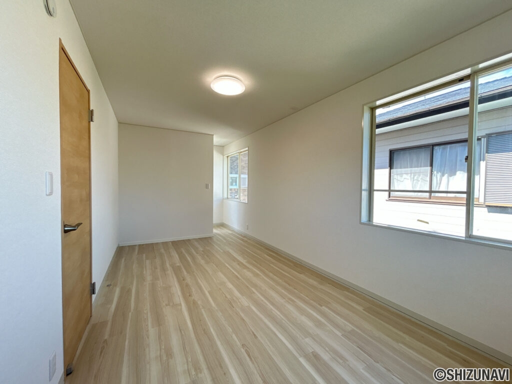 【リフォーム後/２階約10.5帖洋室】フロアタイル重張、クロス張替え、照明の交換を行いました。