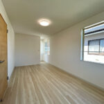 【リフォーム後/２階約10.5帖洋室】フロアタイル重張、クロス張替え、照明の交換を行いました。