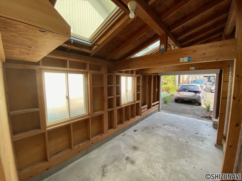 窓も沢山あるので換気もOK！照明もあるので夜の作業もOK！