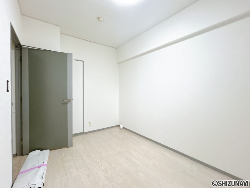 【リフォーム中/北西側洋室】収納スペースもしっかり確保されています。(9/27撮影)