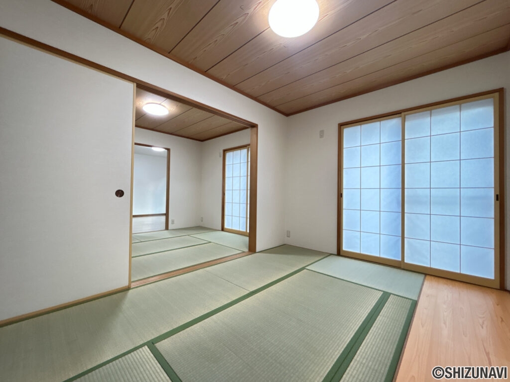 【リフォーム済/1階西側和室】畳の表替えとクロスの張替えを行いました。隣の和室と続き間になっております。