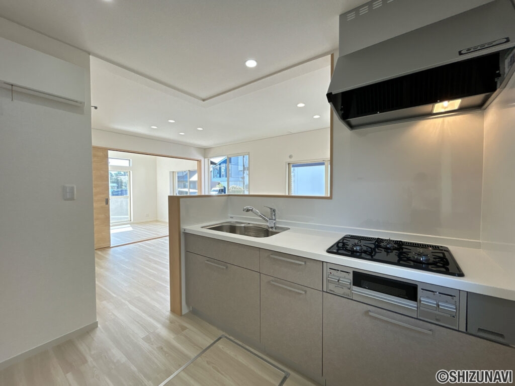 【リフォーム後／キッチン】キッチンはハウステック製の新品に交換致しました。引出が4つの嬉しい多収納タイプ。天板は熱や傷にも強い人工大理石仕様なので、毎日のお手入れが簡単です。