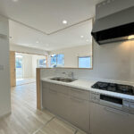 【リフォーム後／キッチン】キッチンはハウステック製の新品に交換致しました。引出が4つの嬉しい多収納タイプ。天板は熱や傷にも強い人工大理石仕様なので、毎日のお手入れが簡単です。