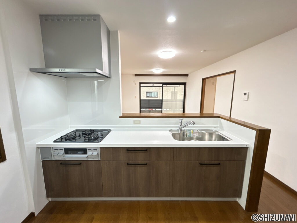 【リフォーム済／キッチン】キッチンはハウステック製の新品に交換しました。引出が4つの嬉しい多収納タイプ。天板は熱や傷にも強い人工大理石仕様なので、毎日のお手入れが簡単です。