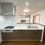 【リフォーム済／キッチン】キッチンはハウステック製の新品に交換しました。引出が4つの嬉しい多収納タイプ。天板は熱や傷にも強い人工大理石仕様なので、毎日のお手入れが簡単です。