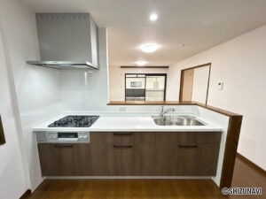 【リフォーム済／キッチン】キッチンはハウステック製の新品に交換しました。引出が4つの嬉しい多収納タイプ。天板は熱や傷にも強い人工大理石仕様なので、毎日のお手入れが簡単です。