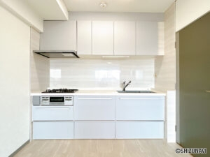 【リフォーム後／キッチン】キッチンはクリーニングを行い、収納棚のパネル部はシート上貼りを行いました。