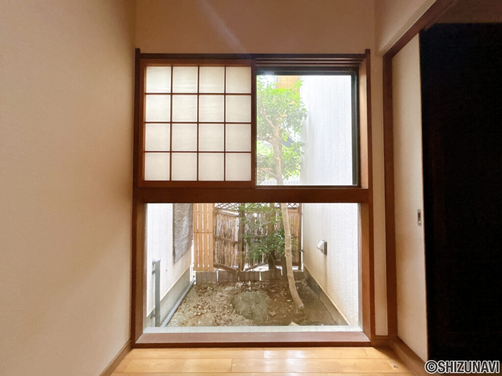 【坪庭】玄関正面には1坪ほどの坪庭がございます。和の雰囲気が感じられる趣がある空間です。