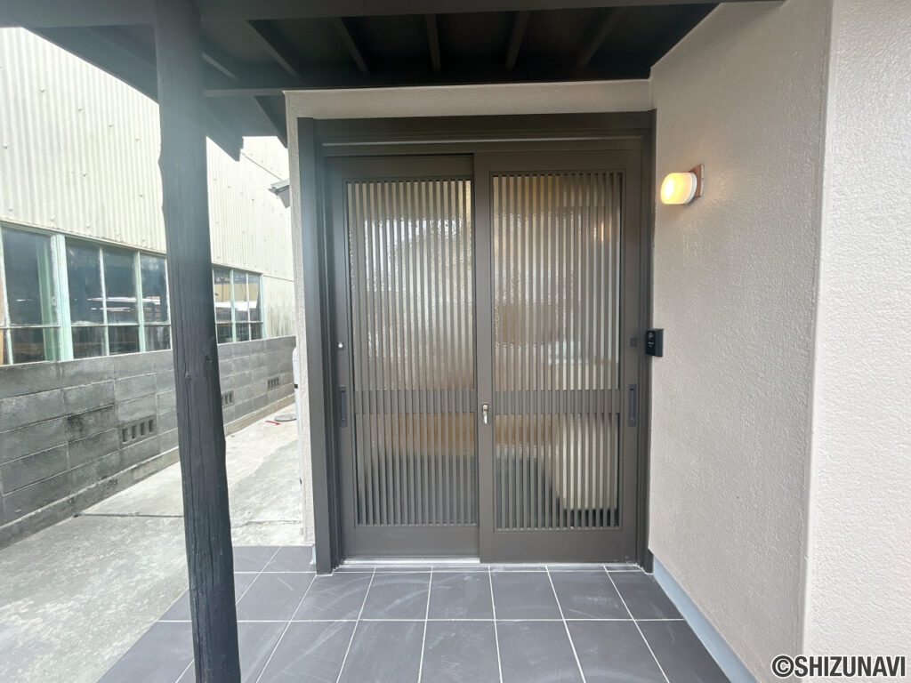 カチタス　益津下　玄関