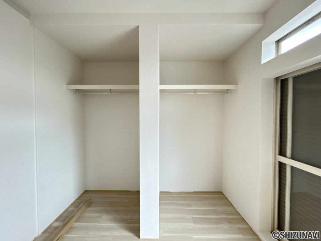 【リフォーム後/1階6帖洋室】枕棚とハンガーパイプを設置した収納スペースにリフォームしました。