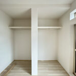 【リフォーム後/1階6帖洋室】枕棚とハンガーパイプを設置した収納スペースにリフォームしました。