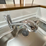 【浄水機能つき水栓】新品交換したキッチンの水栓金具はノズルが伸びてシンクのお手入れもラクラクです。水栓本体には浄水機能が内蔵されていて、おいしいお水をつくります。