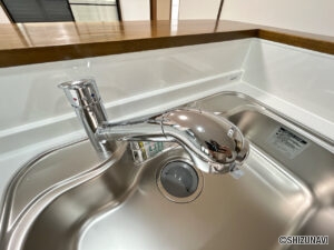 【浄水機能つき水栓】新品交換したキッチンの水栓金具はノズルが伸びてシンクのお手入れもラクラクです。水栓本体には浄水機能が内蔵されていて、おいしいお水をつくります。