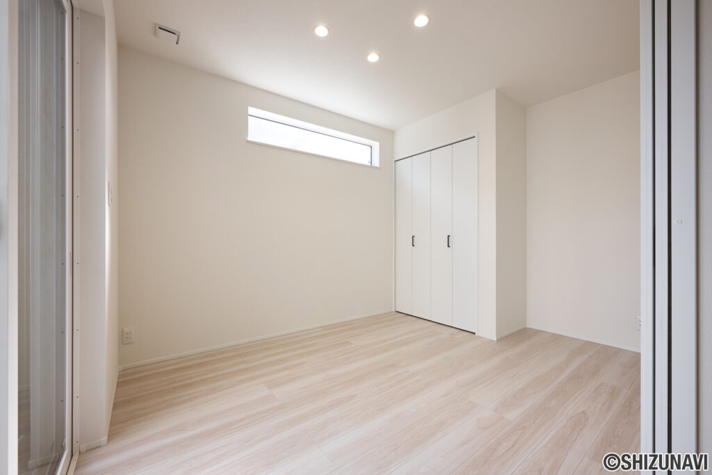 お子さまの遊び部屋や在宅ワークスペース、来客用の部屋としても使いやすい、柔軟性の高い間取りです。ライフスタイルに合わせて多目的に使える、便利で人気の高い一室です。