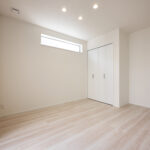 お子さまの遊び部屋や在宅ワークスペース、来客用の部屋としても使いやすい、柔軟性の高い間取りです。ライフスタイルに合わせて多目的に使える、便利で人気の高い一室です。