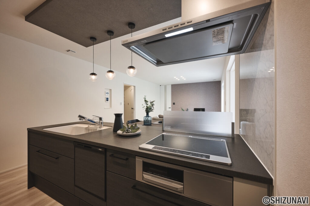 LDKや隣の洋室まで見渡せる、ママ目線のオープンキッチン。家事をしながら家族の様子を見守れる安心感と、コミュニケーションの取りやすさが魅力です。