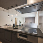 LDKや隣の洋室まで見渡せる、ママ目線のオープンキッチン。家事をしながら家族の様子を見守れる安心感と、コミュニケーションの取りやすさが魅力です。