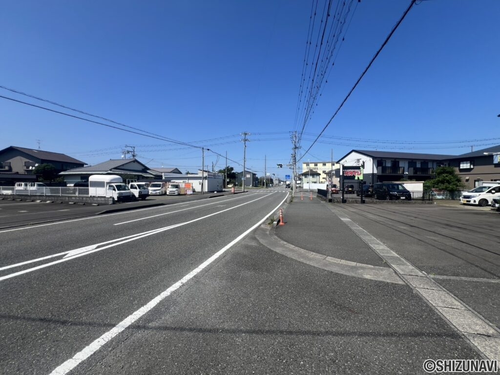 広々としている道路です