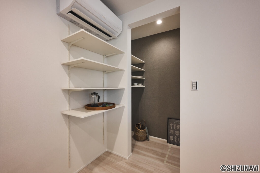 キッチン横には、可動棚付きのパントリー収納を併設。食材のストックや調理家電、日用品までたっぷりと収納でき、いつでもすっきりと片付いたキッチンを保てます。
