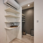 キッチン横には、可動棚付きのパントリー収納を併設。食材のストックや調理家電、日用品までたっぷりと収納でき、いつでもすっきりと片付いたキッチンを保てます。