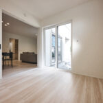 LDK横に設計された約5.4帖の洋室。大きな窓から光がたっぷり入り、明るく心地よい空間です。リビングと引き戸でつながっているため、開ければ広々とした一体感が生まれ、閉めれば個室としても活用可能。