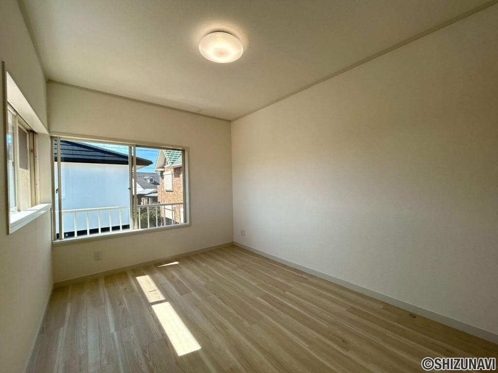 【リフォーム後/2階６帖洋室】もともと和室でしたが、フロアタイルへ変更、クロス張替え、照明の交換を行いました。