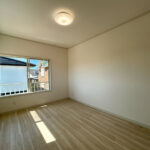 【リフォーム後/2階６帖洋室】もともと和室でしたが、フロアタイルへ変更、クロス張替え、照明の交換を行いました。