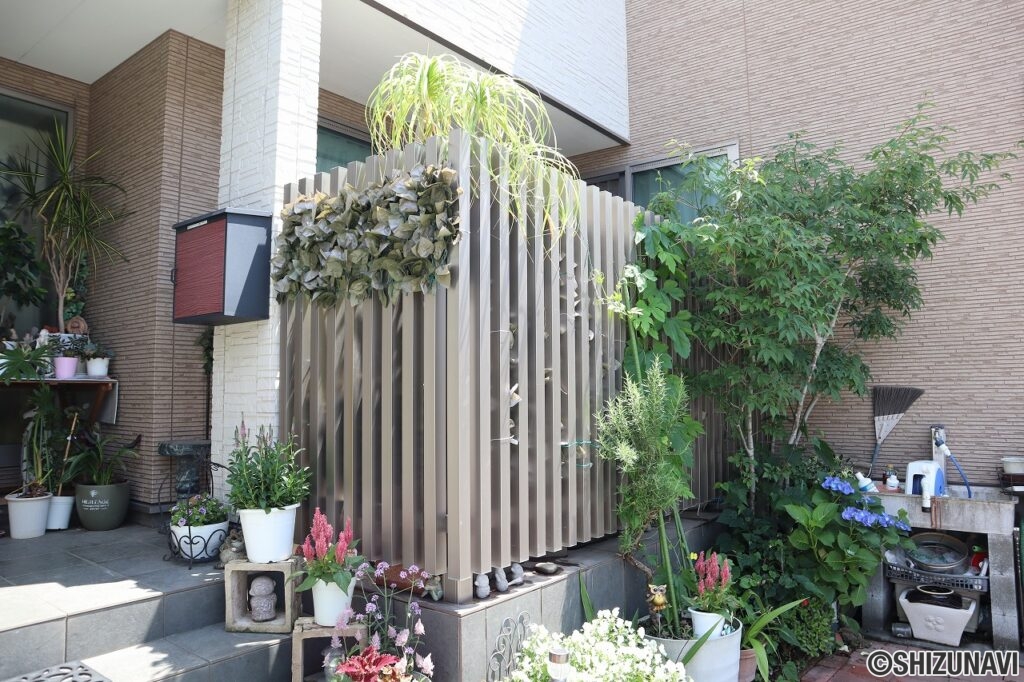 「テラス」リビングからテラスへ出れる造りです。天気の良い休日には外でゆっくりしてみては？