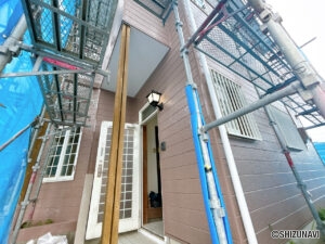 【リフォーム中/外観】別角度です。外壁・屋根塗装を行っています。ご自身で購入後すぐにメンテナンスの必要性がないのは嬉しいですね。(8/9撮影）