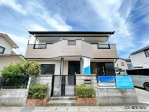 【リフォーム後/外観】別角度です。外壁塗装、瓦の点検を行いました。購入後すぐにご自身で塗装を行う必要がないのは嬉しいポイントですね。（8/9撮影）